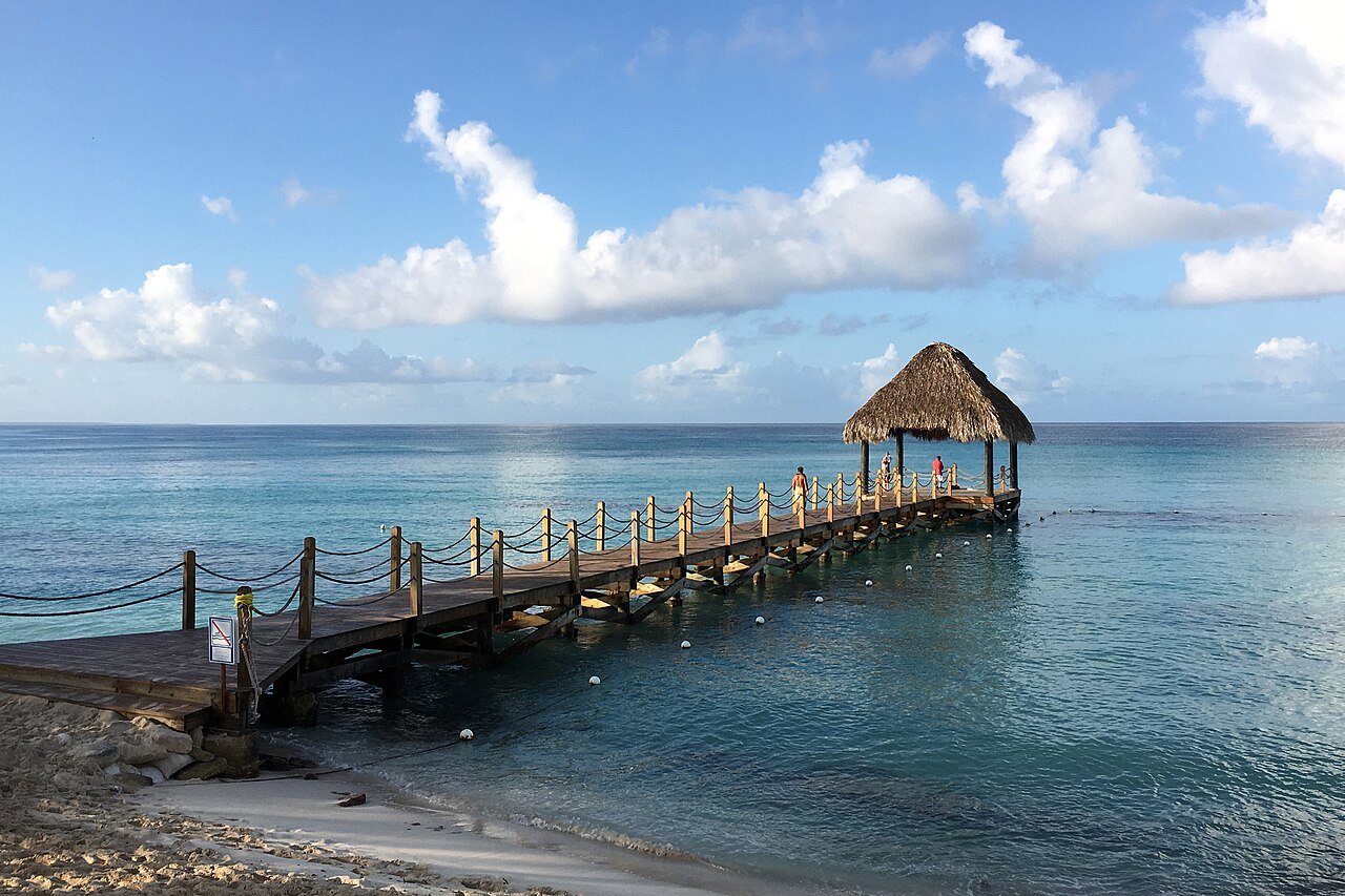 Muelle de madera sobre el mar azul en Dominicus